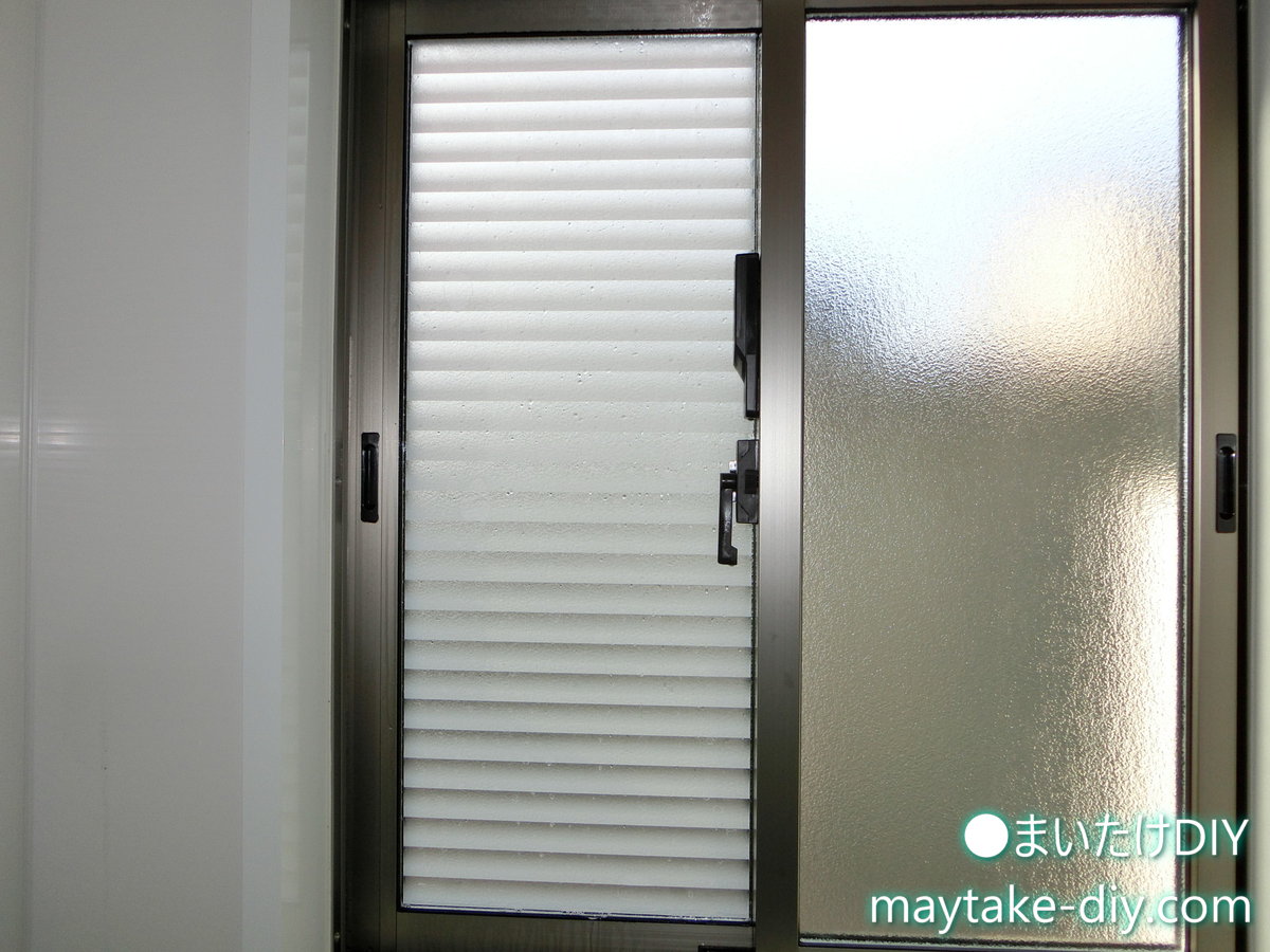 スケスケの浴室窓に、ブラインド調フィルムを貼ってみた！これが凄かった！